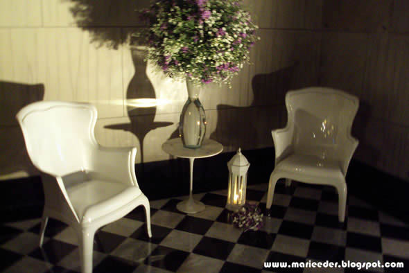 cadeiras e mesa decorada para evento