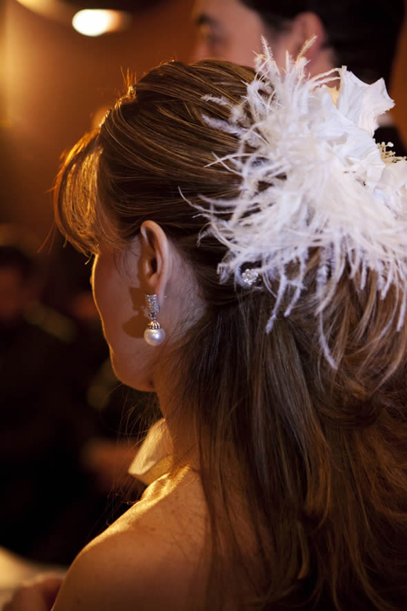 enfeite de plumas no cabelo para noiva