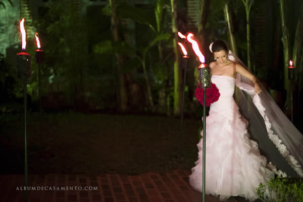 noiva com bouquet vermelho