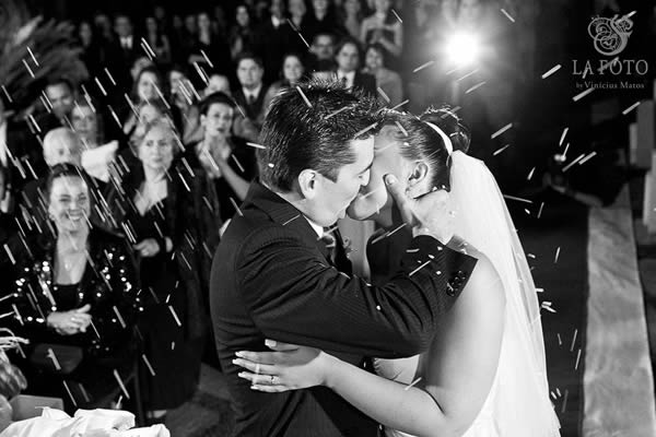 noivo beijando a noiva na igreja