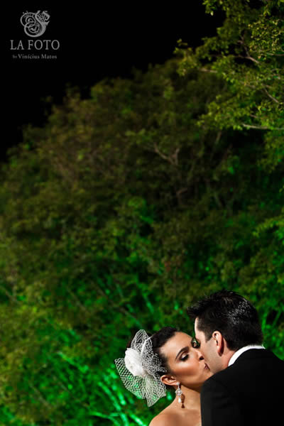 casal de noivos se beijando no casamento