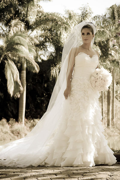 noiva com vestido e bouquet